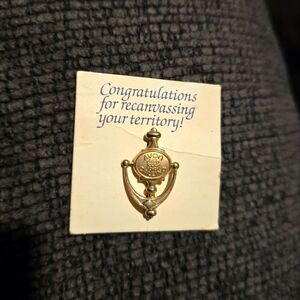 Avon | Calling Vintage Doorknocker Pin